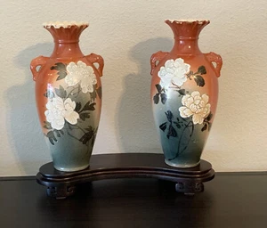 19. Jahrhundert Paar antike japanische handbemalte Blumenmuster Satsuma Vasen mit Ständer - Bild 1 von 9