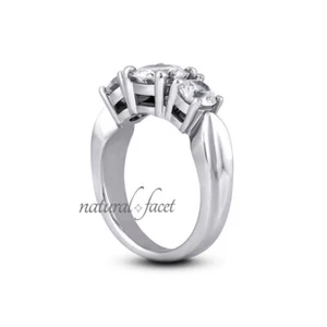 Anillo clásico de 3 piedras de oro blanco con diamantes naturales redondos H/SI2 de 2,43 quilates - Imagen 1 de 6