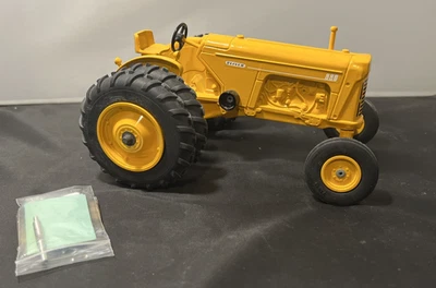 Oliver 880 Tractor With Duals 1997 Lacrosse Toy Show 1/16 - Image 1 of 4