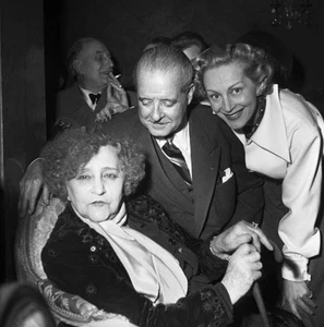 Colette attended premiere of play La Seconde with Helene Perdriere- Old Photo 1 - Bild 1 von 1