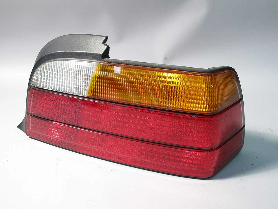 Luz trasera derecha pasajero BMW E36 1992-1999 serie 3 2 puertas 6 cilindros OEM USADA Foto 1 de 3