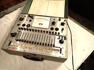 EICO 667 Dynamic Conductance Tube and Transistor tester in carrying case - Picture 1 of 9