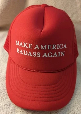 Boné Snapback MAKE AMERICA BADASS AGAIN Vermelho MAGA Malha Caminhoneiro Donald Trump - Imagem 1 de 4