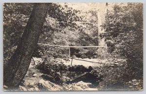 Postkarte RPPC Holzblockbrücke entlang Wald Wald Waldweg Szene - Wandern - Bild 1 von 2