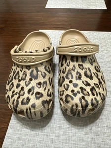 Unisex Crocs Leopard Spots On Tan Crocs Women’s Sz. 8 Men’s Sz 6 - Imagen 1 de 11