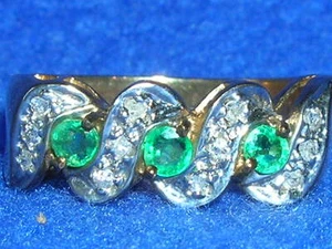 Ladies three-stone emerald ring w/12 small diamonds, 2.0 grams, size 6 .5 - Picture 1 of 5