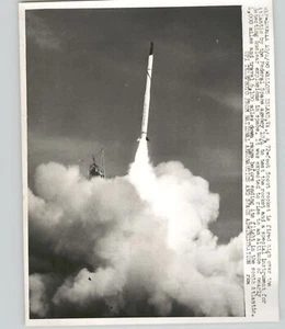 Federal Space Agency Fires TEST ROCKET Virginia Island VINTAGE 1960 Foto stampa - Foto 1 di 2