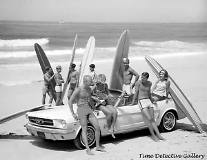 Surfers mit einem 1960er Ford Mustang Cabrio - Vintage Fotodruck - Bild 1 von 1