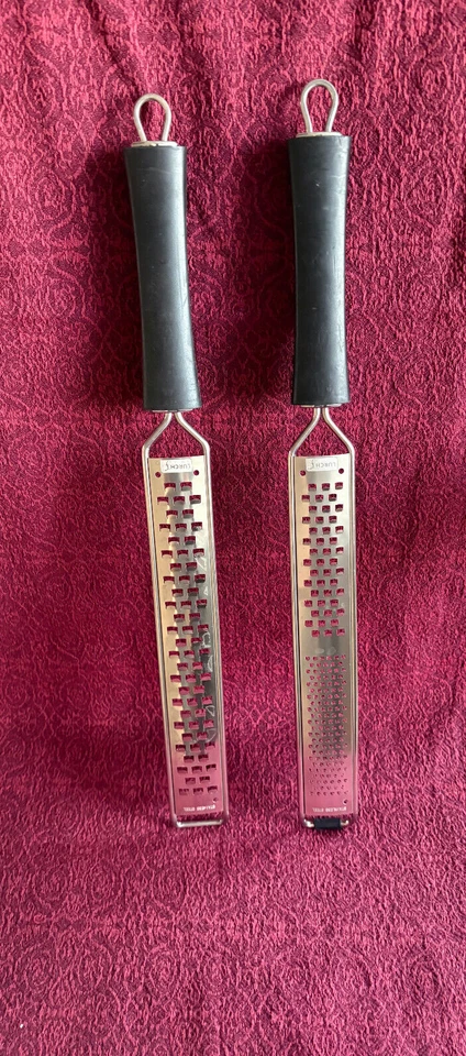 Zwei Lurch Reiben,Grob u  fein schwarz Zitrusreibe, Muskat, Parmesan, Schokolade - Bild 1 von 4