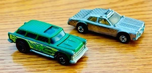 2 rare auto Hot Wheels 1998 ~ anni '70 Redline verde "Alive 55" e auto della polizia cromata - Foto 1 di 9