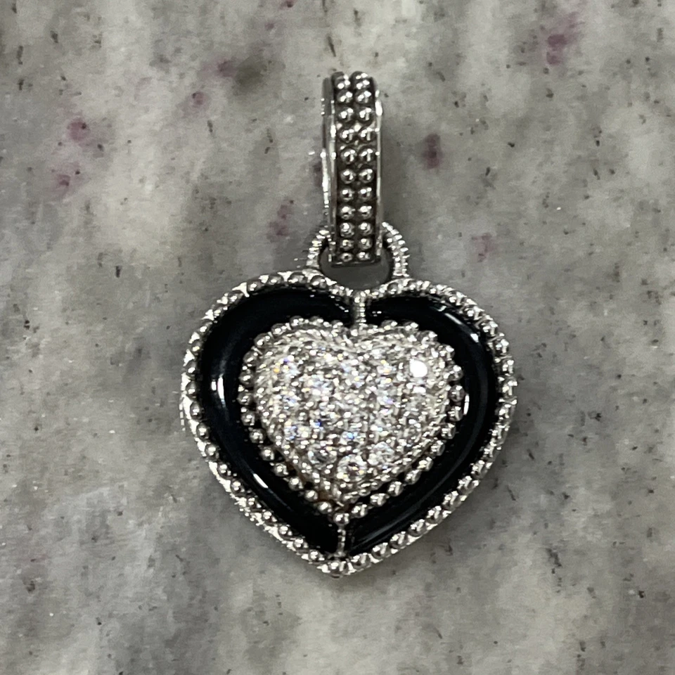 Colgante de corazón de plata de ley Judith Ripka con circonita cúbica y esmalte negro Foto 1 de 4