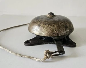 Antica campana in ferro. Campanello da parete per porta a molla con asta estraibile. Meccanismo ad anello forte. - Foto 1 di 24