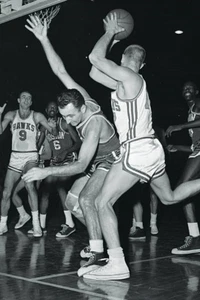 Bostons Bob Cousy beim Werfen von Vern Hatton Hawks eine Leiche erwischt bl - 1961 4x6 Foto - Bild 1 von 1