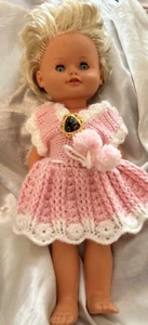 Vitg. 13 Zoll Puppe mit rosa gehäkeltem Rüschenkleid mit Augen zum Öffnen und Schließen - Bild 1 von 5