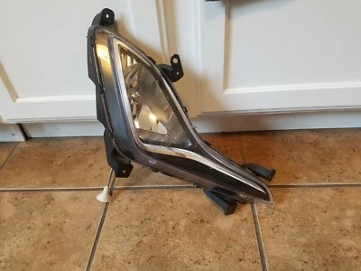 Luz antiniebla del lado del pasajero Hyundai Elantra 2011-2013 OEM (sin pestañas rotas) Foto 1 de 4