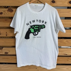 T-shirt vintage anni 90 New York It Aint Kansas Gun Revolver New York punto singolo grande - Foto 1 di 10