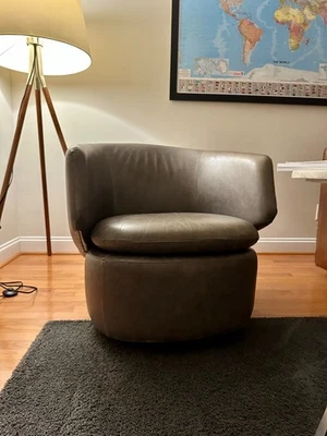 Silla giratoria de cuero gris, West Elm, excelente estado Foto 1 de 4