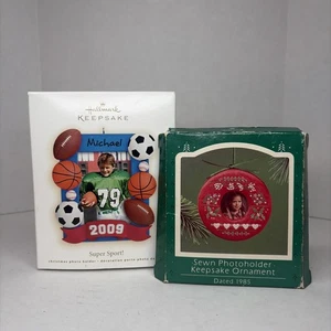 2 Hallmark Andenken Foto Halter - 2009 Super Sport & Vintage 1985 genäht Ornament - Bild 1 von 6