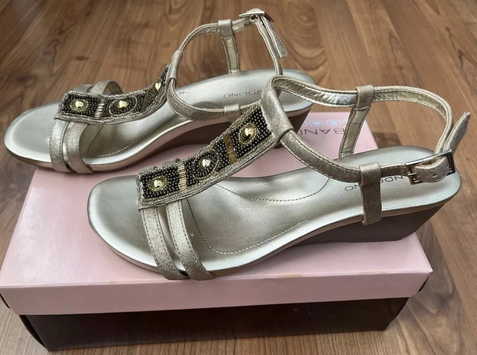 Sandalia Bandolino dorada BDHettie cuña correa al tobillo talla 7,5 Foto 1 de 4