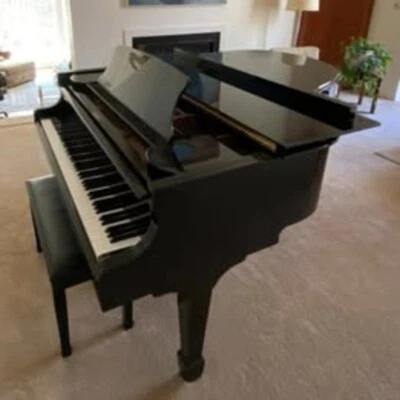 Samick SG-185 Baby Grand Piano Gloss Polished Ebony 6.1ft in Pristine Condition - Image 1 of 2