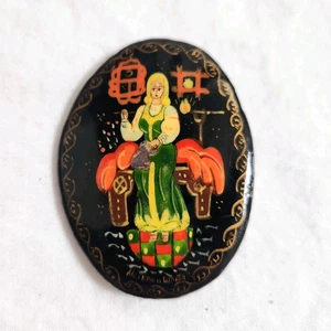 Vintage Russian Palekh MCTEPA Lacquer Oval Brooch Pin Woman Green Dress Signed - Picture 1 of 7