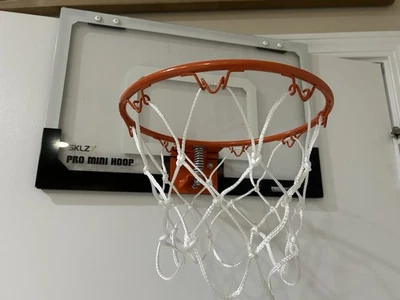 Aro de baloncesto colgante sobre la puerta sin roturas Foto 1 de 4