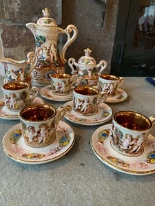 SUPER SELTEN Vintage Capodimonte 17-teiliges Demitase Kaffeeset Made Italy goldene Amoren - Bild 1 von 12