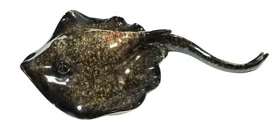 FIGURA DE CERÁMICA RAYA REALISTA ESMALTADA VIDA MARINA ACUÁTICA SIN DEFECTOS 8"L X 5"W Foto 1 de 4