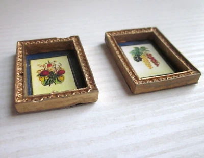 2 Quadri Casa Bambole 1:12-Cornice Color Oro-Stampe Floreali-3,5x2,5 cm-Vintage - Immagine 1 di 4