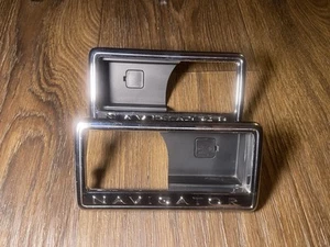 Bisel interior de manija de puerta Lincoln Navigator 2007-2014 izquierda derecha - Imagen 1 de 3