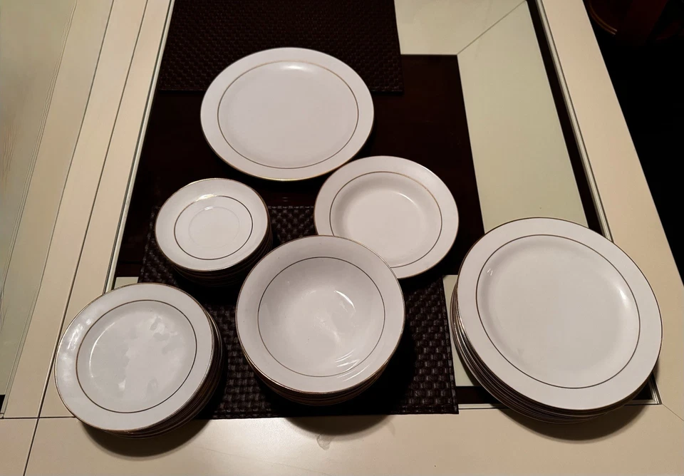 EP Excelente Estado Nuevo Juego de Ropa de Cena Blanco con Borde Dorado Foto 1 de 4