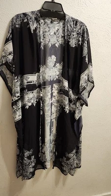 Женское кимоно кардиган Nordstrom один размер черно-белое с цветочным узором прозрачное с открытой передней частью - Изображение 1 из 4