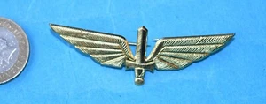 RUSSIAN USSR FLYING OFFICERS WINGS CAP BADGE WITH REAR PRONG FIXING (B). - Picture 1 of 4