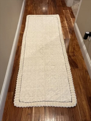 NUEVA Alfombra Corredor Aprox 28” X 71” Off White Con Borde Negro Antideslizante Espalda Foto 1 de 4