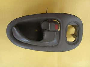 Saturn Vue 2002 2003 lado del pasajero interior manija de puerta cerradura delantera/trasera SV505 - Imagen 1 de 3