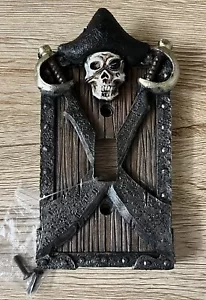 Nueva cubierta de interruptor de luz de placa de pared única de resina calavera y espadas pirata con tornillos - Imagen 1 de 4