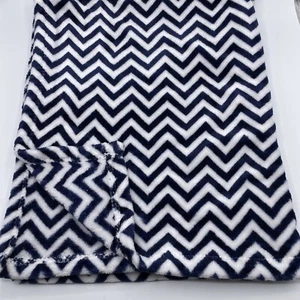 HB dunkelblau weiß Chevron Babydecke Zick Zack marine Plüsch Streifen Kinderbett 30x36 - Bild 1 von 6