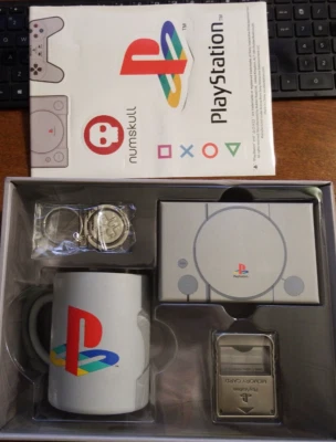Numskull PS1 Caja de Regalo/Botín - Taza, Juego de Pin, Abridor de Botellas, Calcomanía ¡NUEVO! Foto 1 de 4