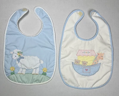 Juego de baberos de bebé House of Hatten apliques Arca de Noé de cordero Peggy Jo Ackley de colección Foto 1 de 4