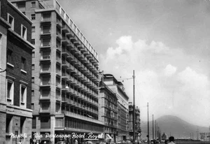 04281 Cartolina Napoli (NA) Via Partenope Hotel Royal - Picture 1 of 2