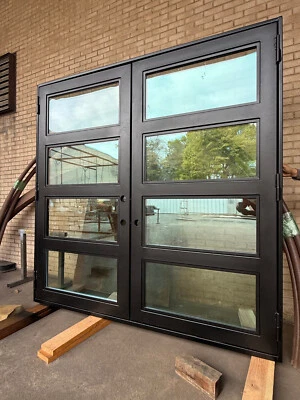 Puerta exterior metálica personalizada Foto 1 de 4