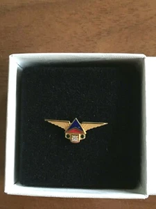 DELTA - SERVICE AWARD PIN 30 YEARS - DIAMOND WITH 2 EMERALD STONES - 10K - New - Picture 1 of 5