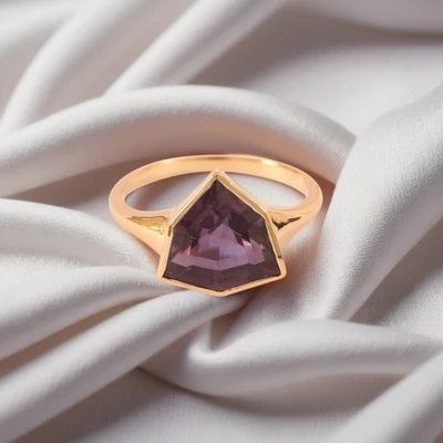 Solitaire Hexagon Cut Alexandrite Stackable Ring14k Yellow Gold Handmade Jewelry - Image 1 of 4