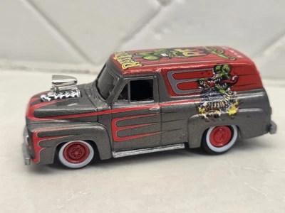 Ford Delivery Van Johnny Lightning 1955 panel RAT FINK gris y rojo suelto Foto 1 de 4