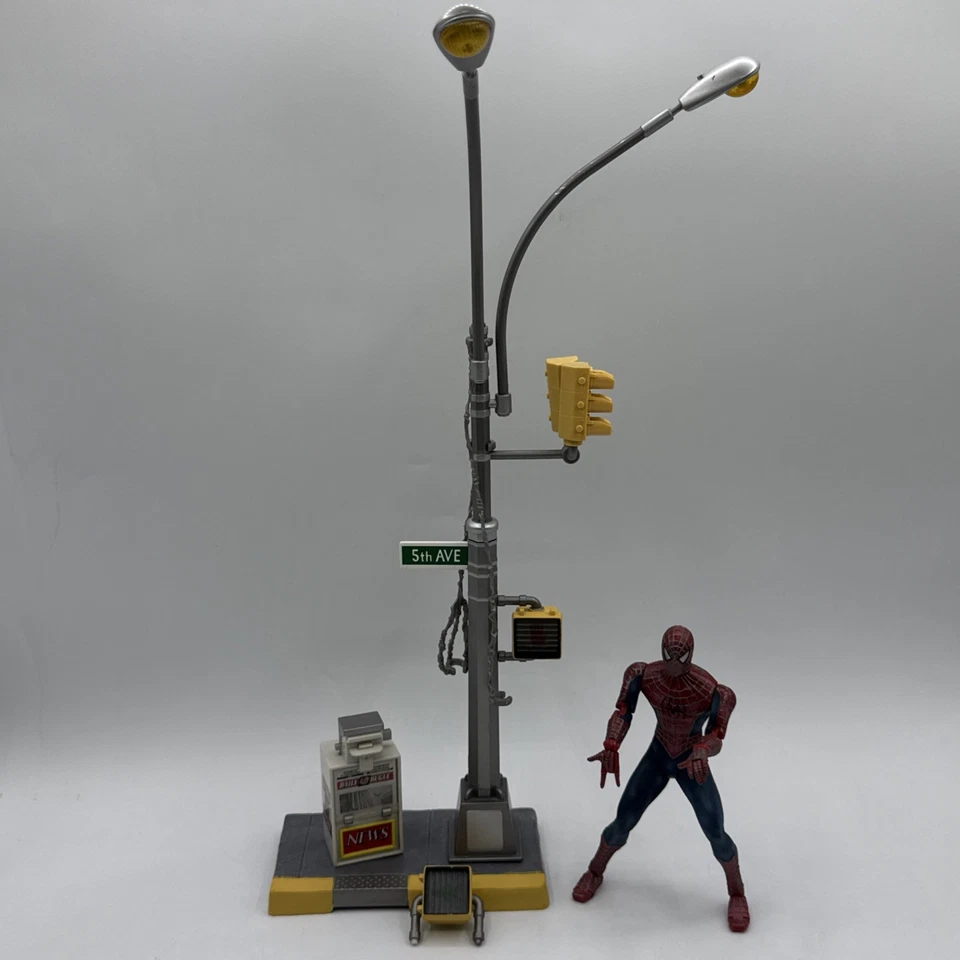 2002 Spider Man Movie Series 2 Web Swinging Spider Man Action Figure (ToyBiz) - Image 1 of 4