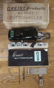 Accesorio de máquina de coser con ojal giratorio vintage GREIST 1956 en caja original - Imagen 1 de 1