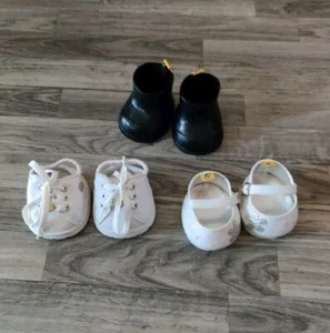 Build a Bear Workshop Lote de 3 Tenis Blancos, Botas Negras y Zapatos de Vestir Blancos - Imagen 1 de 16