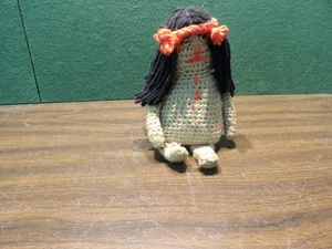 E7446 - Muñeca nativa americana de ganchillo hecha a mano - Imagen 1 de 2