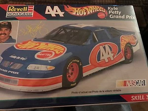 Revell Hot Wheels Petty Pontiac Grand 44 Model Kit 1:24 1997 Sealed in Nice Pkg - Picture 1 of 2