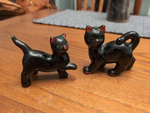 Vintage Redware Short Tailed Black Cat Figurine Green Eyes Set of 2 Japan - Imagen 1 de 9
